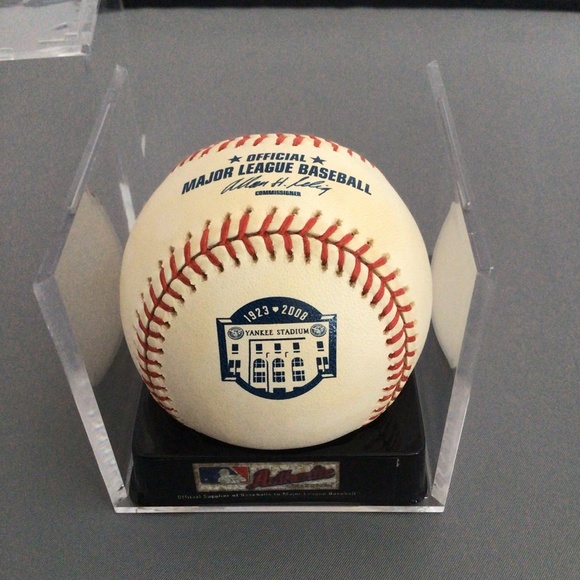 Autographed Baseball: New York Yankees Mickey Rivers #17, faded signature - Picture 7 of 7